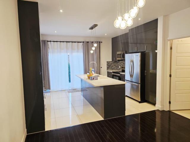 Photo LIBRE Condo semi-meublé sur 2 étages proche de tout (Longueuil, Quebec) image 3/6