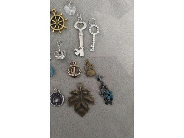 Photo Lot de 12 pendentifs + 1 collier neufs Neufs et occasions image 3/3