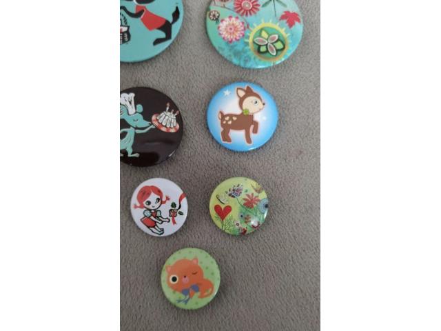 Photo Lot de 7 badges Comme neufs image 3/3