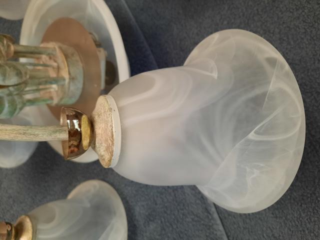 Photo Luminaire avec 6 points en opaline et laiton, style retro image 3/5