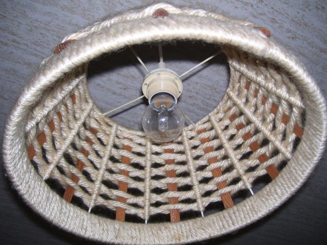 Photo Luminaire en laine tressée et lattes en bois image 3/3