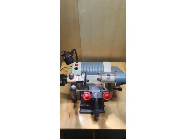 Photo Machine à reproduction de clés      (TT 02) image 3/5