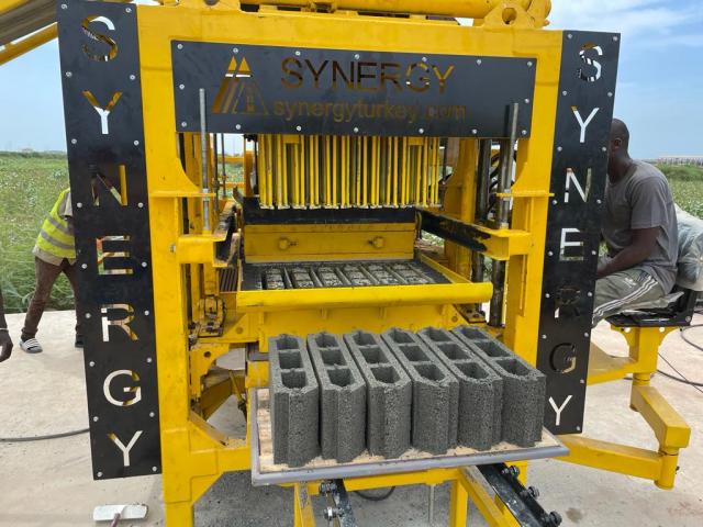 Photo Machine de blocs béton  usine de parpaing image 3/3