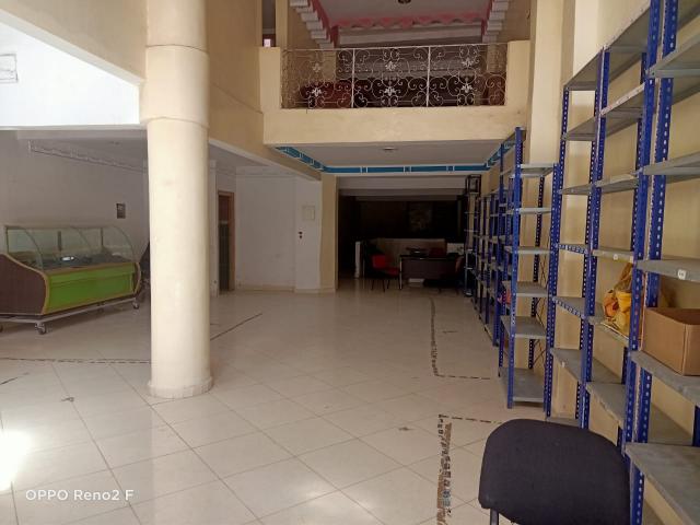 Photo magasin en location  et Show Room 200m2 Rez de chaussée et 1000m2 image 3/6