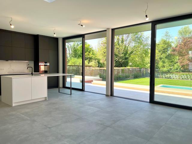 Photo Maison de ville entièrement rénovée de 3 chambres à coucher avec garage et jardin clos avec piscine! image 3/6