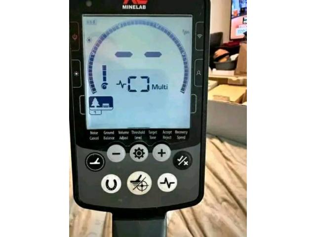 Photo Minelab Manticore avec bobines M11 et M8 et écouteurs sans fil image 3/4