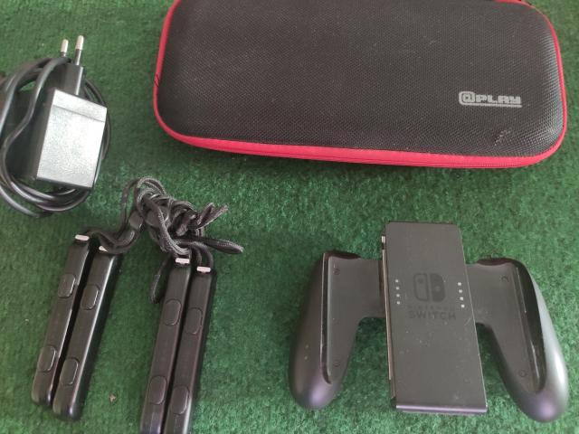 Photo Nintendo Switch plus jeux et accessoires image 3/5