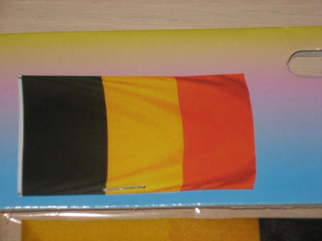 Photo Nouveau drapeau Belge 150 x 90 cm sous blister image 3/4