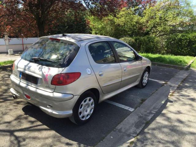 Photo Peugeot 206 1,4 HDI 70 ch TRENDY 5 portes 2006 image 3/6