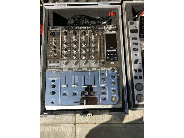 Photo Pioneer DJ Set up 2x CDJ2000 Nexus 1x DJM900 Mixer - Limited Edition Platinum image 3/4