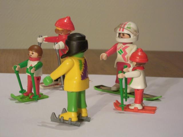 Photo Playmobil : Scène de sport d'hiver  avec 5 personnages  cf. photos. image 3/6