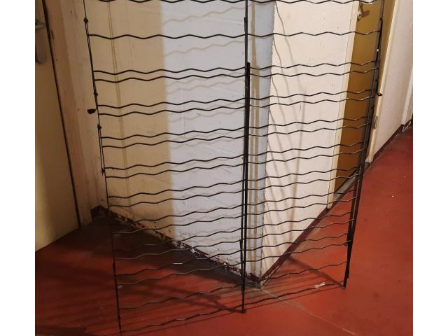 Photo Porte bouteilles en métal laqué brun (100 bouteilles). image 3/4
