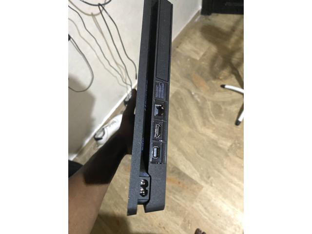 Photo Ps4 comme neuf avec deux jeux et une manette image 3/5