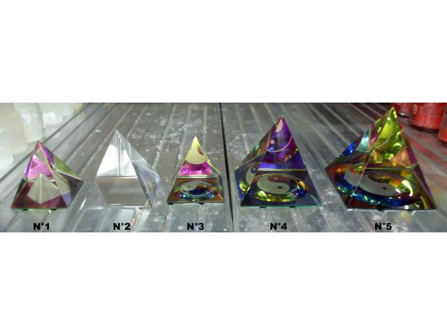 Photo pyramide feng shui en cristal image 3/3