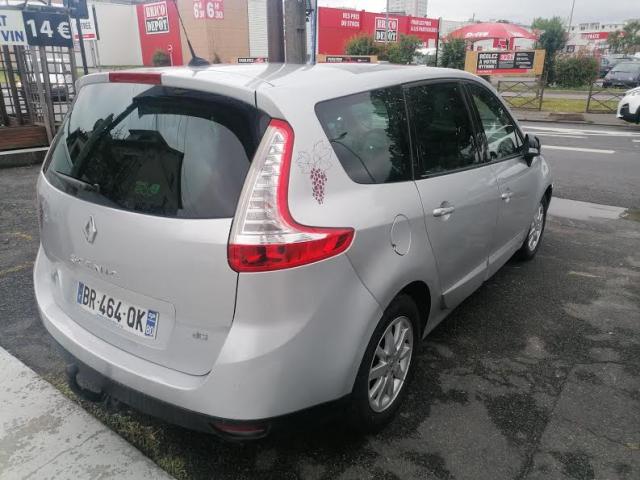 Photo Renault Grand Scenic III-1.9 dCi 130ch-FAP- Bose-7 places image 3/6