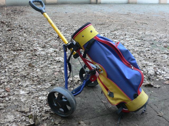 Photo Sac de golf pour enfant avec chariot multicolore et clubs image 3/4