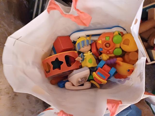 Photo sac de jouets enfant plus une boite de lego plusd un lit de poupee image 3/3