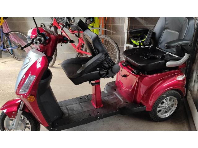 Photo Scooter biplace électrique max 25km/k pour PMR image 3/5