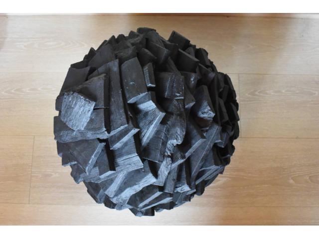 Photo Sculpture Boule en Bois Brûlé et Ciré image 3/5