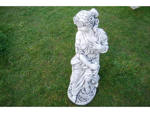 Photo Sculpture d'une dame,d'une élégante en pierre patinée. image 3/6