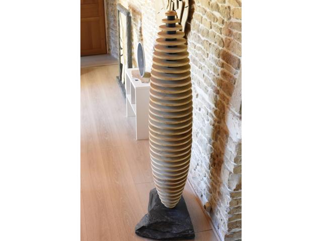 Photo Sculpture en Pierre Beige et Noire - Statue Jardin image 3/3