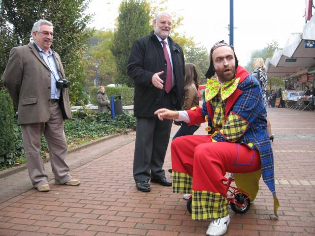 Photo spectacle arbre de Noël, clown, mime, statue vivante, échassier, faux serveur, art de la rue image 3/6