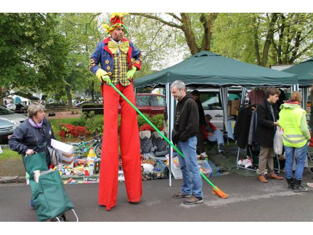 Photo Spectacle de clown, animations de rue, du mime, de la statue vivante, échassier, faux serveur pour é image 3/6