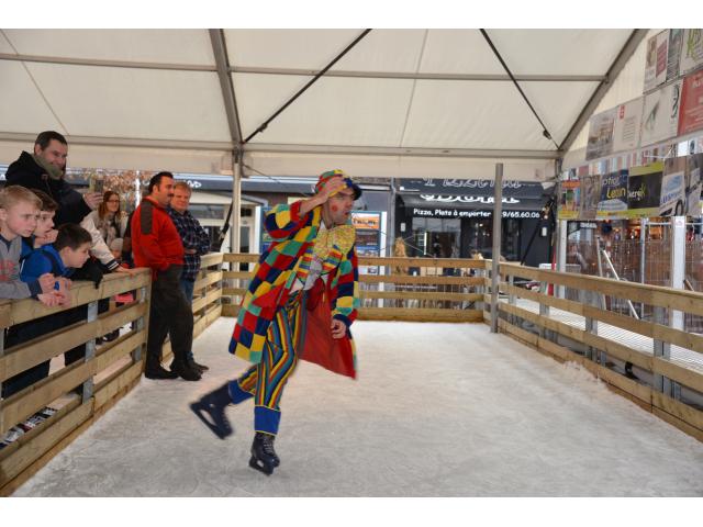 Photo Spectacle de clown sur patinoire, animations arbres de Noël, ... image 3/6