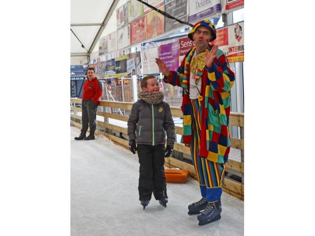 Photo Spectacle de clown sur patinoire, animations fêtes de Noël image 3/6