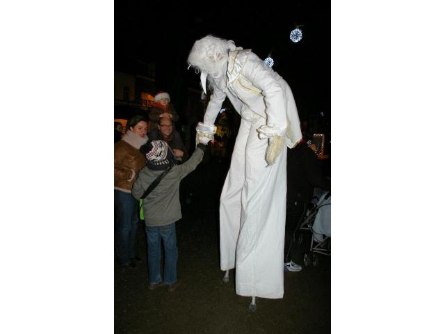 Photo spectacle pour arbres de Noël, clown, mime, statue vivante, échassier, faux serveur image 3/5