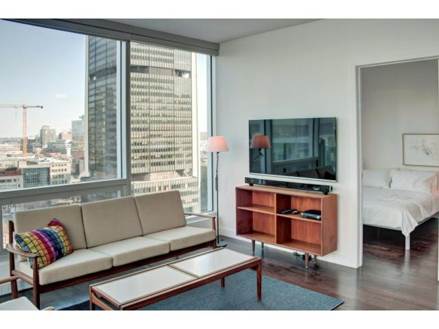Photo SQUARE VICTORIA Condo 4 1/2 au 11e étage IMMENSE terrasse (Montreal, Quebec) image 3/6