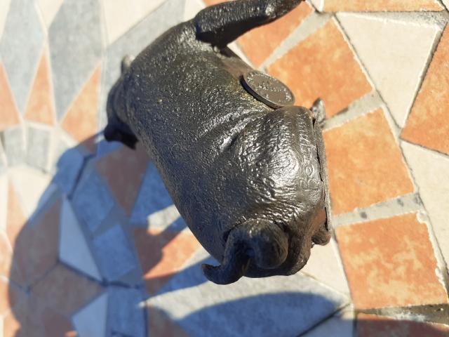 Photo Statue d'un chien carlin en bronze signé. image 3/6