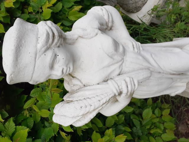 Photo STATUE D'UNE JEUNE DAME EN PIERRE RECONSTITUEE image 3/6