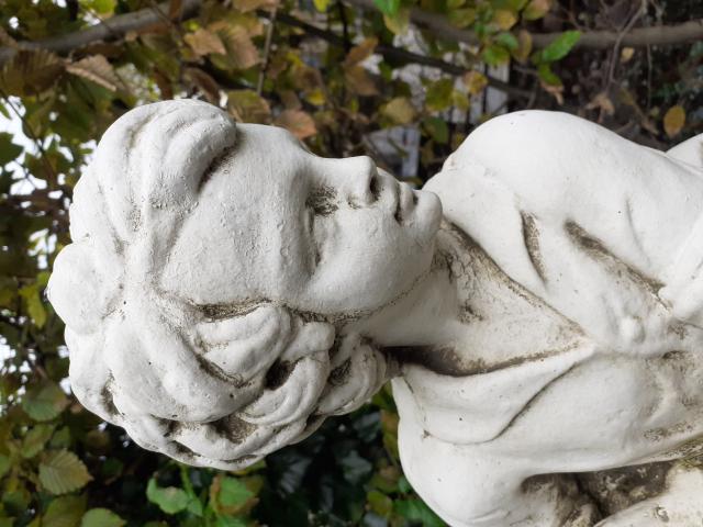 Photo STATUE D4UN GARCON AU PANIER DE FRUITS image 3/6