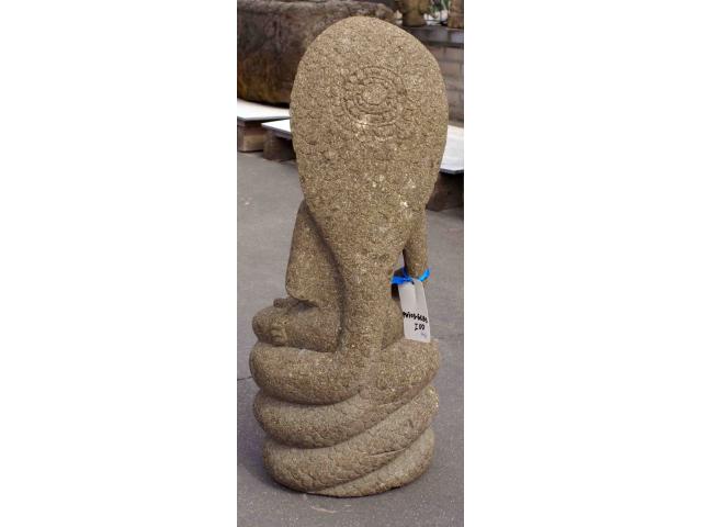 Photo Statue de Bouddha surmontée d'un cobra en pierre de lave naturelle - H: 67 cm image 3/4