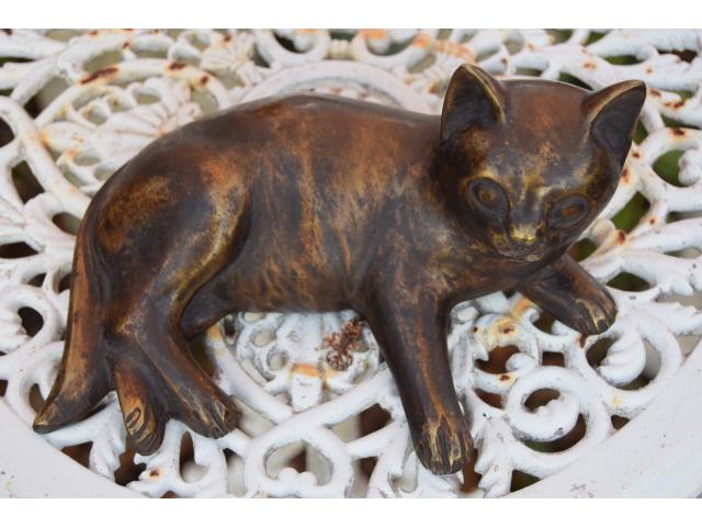 Photo Statue en bronze (le chat couché) image 3/6