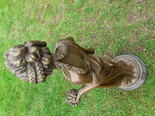 Photo Statue en bronze signé représentant une élégante aux grappes image 3/6