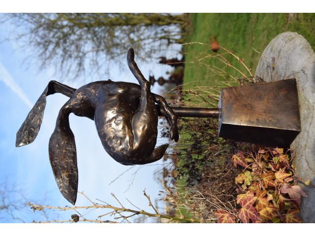 Photo Statue en bronze signé sur socle (le lièvre à la course) image 3/6