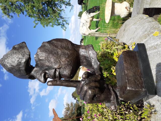 Photo Statue en bronze sur socle en marbre (le chut) image 3/6