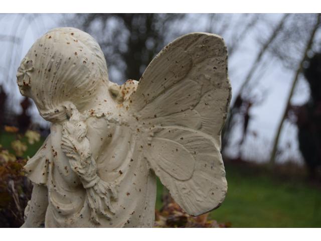 Photo STATUE EN FONTE PATINEE BLANCHE(fée assise et assoupie) image 3/6