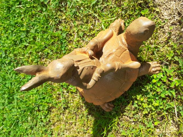 Photo STATUE EN FONTE ROUILLE (le Lièvre et la Tortue.) image 3/6