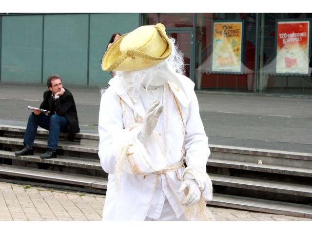 Photo Statue humaine, automate, mime, faux serveur, échassier de cérémonie,... image 3/6