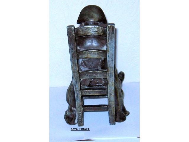 Photo statue Napoléon assis sur une chaise. image 3/4