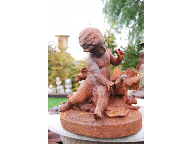 Photo Statue ,posture,chérubin à la colombe en fonte image 3/3