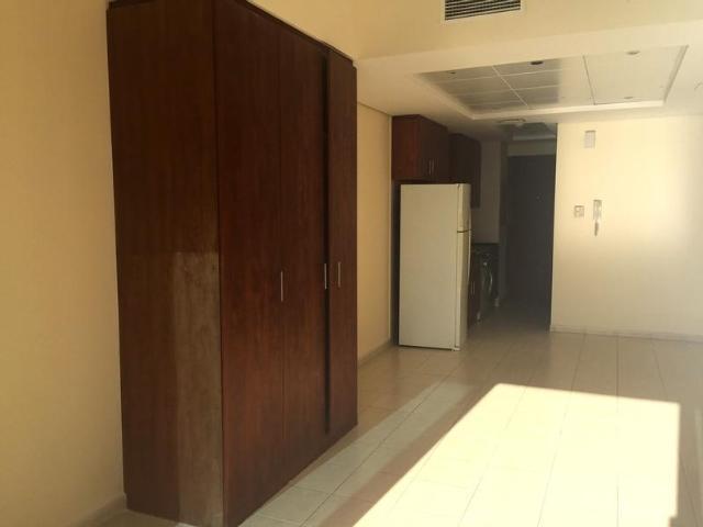 Photo Studio bien éclairé à louer à DAMAC Lake View JLT image 3/6