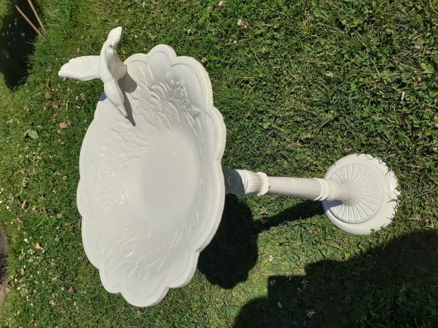 Photo SUPERBE BAIN D'OISEAUX EN FONTE PATINEE BLANCHE image 3/6