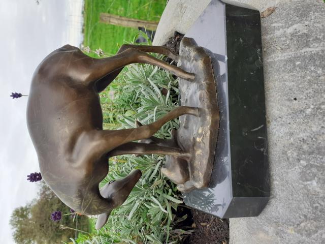 Photo Superbe bronze animalier signé(la biche et son faon) image 3/6