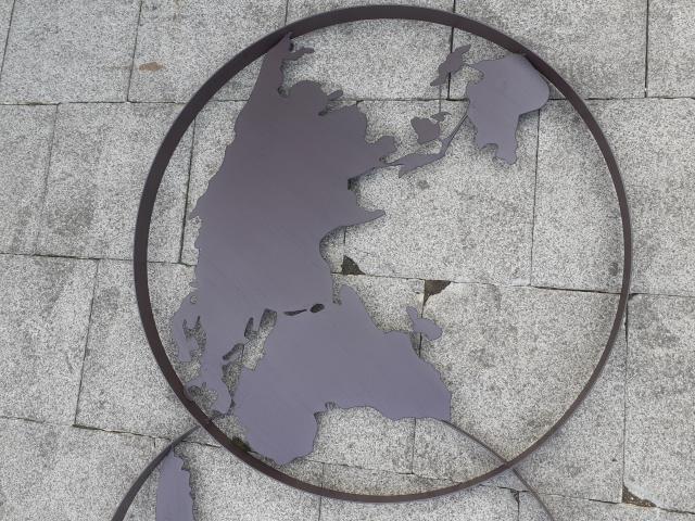 Photo SUPERBE CARTE MONDIALE EN FER FORGE PATINE A SUSPENDRE image 3/6
