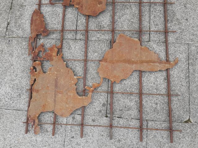 Photo Superbe carte mondiale en fer forgé rouille image 3/6