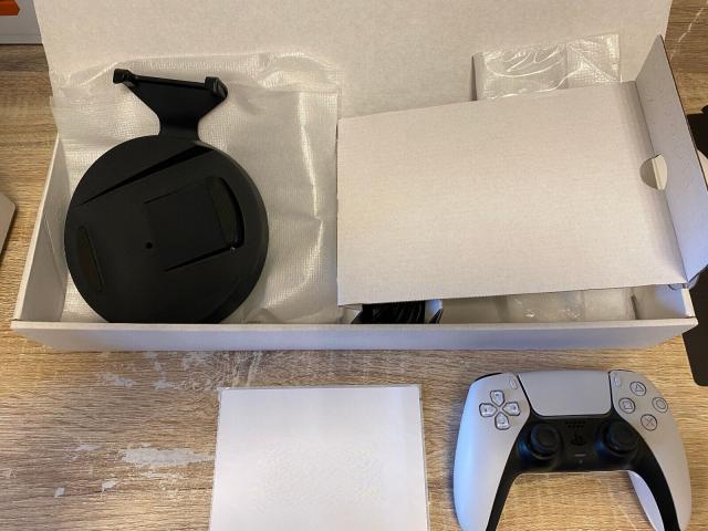 Photo Superbe Console PS5 et très peu servie avec manette DualSense + tous ses cables image 3/5